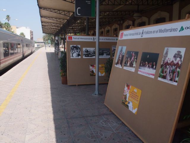 La estación Murcia del Carmen acoge una exposición fotográfica sobre el Festival de Folklore en el Mediterráneo - 1, Foto 1