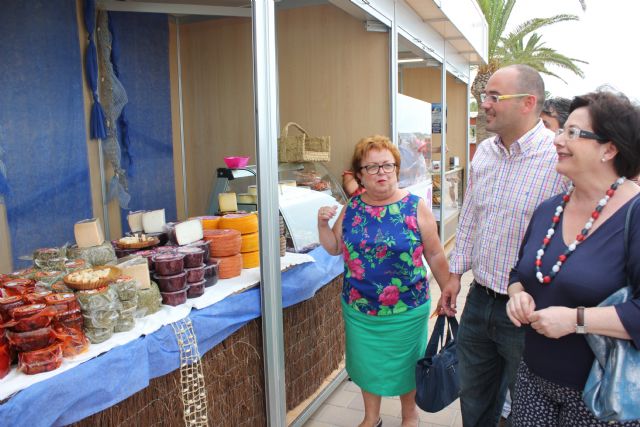 La II Muestra de Artesanos incluye talleres y una gran variedad de productos frente a la playa Colón de Santiago de la Ribera - 1, Foto 1