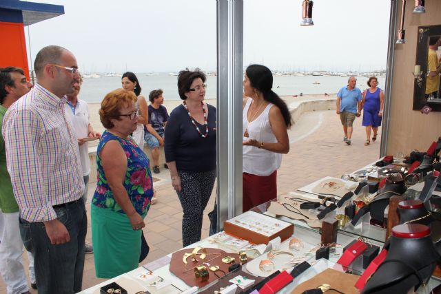 La II Muestra de Artesanos incluye talleres y una gran variedad de productos frente a la playa Colón de Santiago de la Ribera - 2, Foto 2