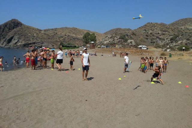 Los 150 alumnos del programa EVAFO disfrutan de juegos y actividades en la playa de Puntas de Calnegre - 1, Foto 1