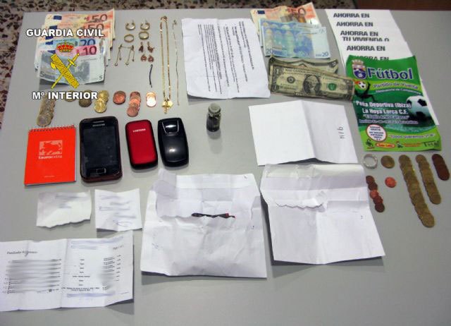 The Civil Guard detained in Totana two women dedicated to defraud by scam "tocomocho" throughout the national territory, Foto 2