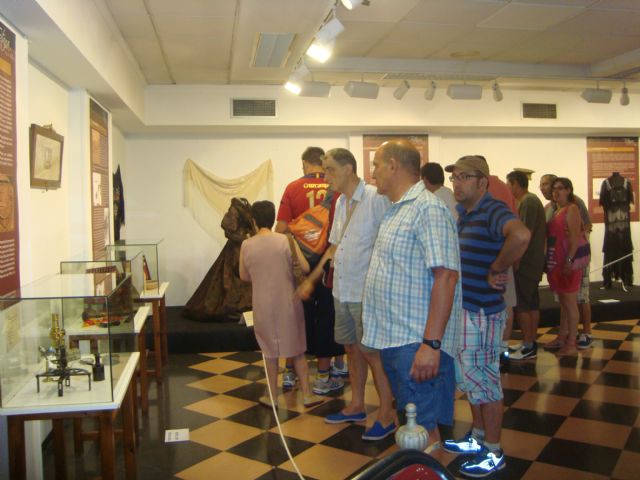 Los usuarios del Servicio de Apoyo Psicosocial visitan la exposición Huellas del pasado, Foto 2