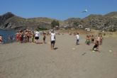 Los 150 alumnos del programa EVAFO disfrutan de juegos y actividades en la playa de Puntas de Calnegre
