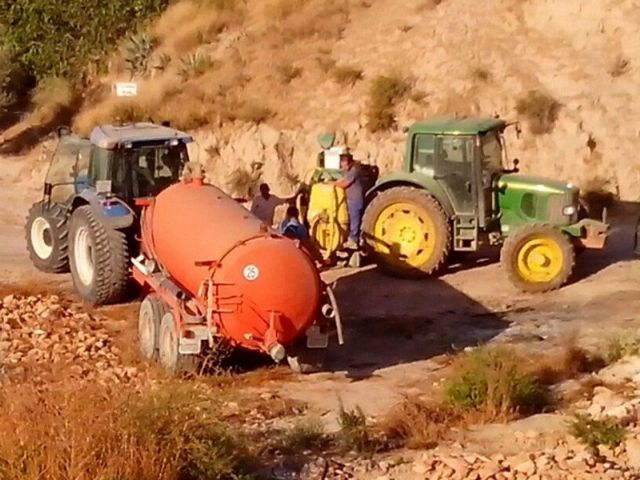 There are works of disinfestation and fumigation in Guadalentin riverbed to prevent mosquito infestation during the summer, Foto 2