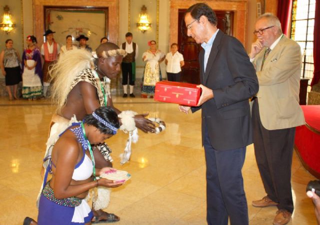 El Alcalde preside el tradicional intercambio de regalos con los grupos participantes en el Festival de Folclore - 1, Foto 1