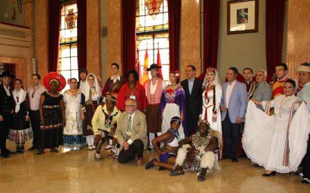 El Alcalde preside el tradicional intercambio de regalos con los grupos participantes en el Festival de Folclore - 2, Foto 2