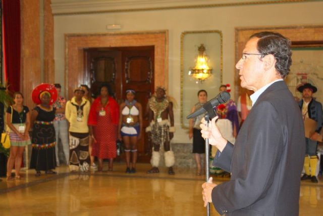 El Alcalde preside el tradicional intercambio de regalos con los grupos participantes en el Festival de Folclore - 3, Foto 3