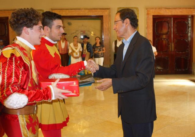 El Alcalde preside el tradicional intercambio de regalos con los grupos participantes en el Festival de Folclore - 4, Foto 4