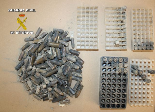 La Guardia Civil detiene a dos personas por el robo de ocho armas cortas y las recupera en el río Segura - 3, Foto 3