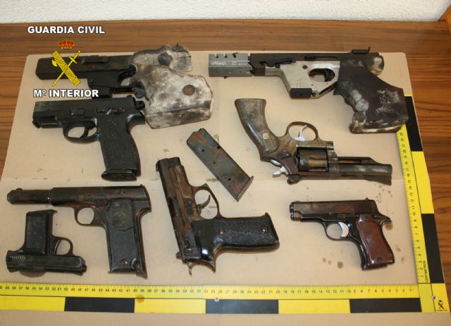 La Guardia Civil detiene a dos personas por el robo de ocho armas cortas y las recupera en el río Segura - 4, Foto 4