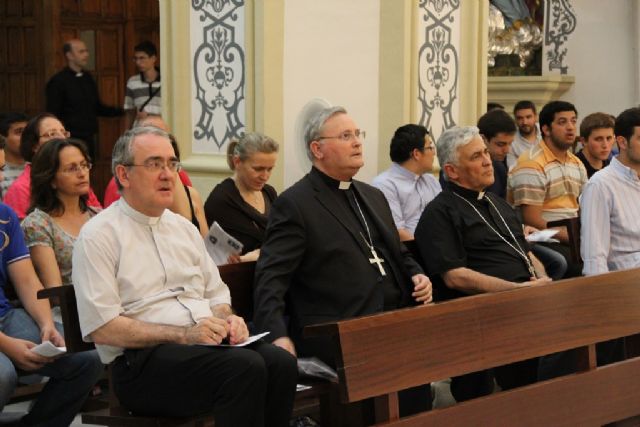 Varios centenares de murcianos se unieron anoche a los seminaristas para orar por las vocaciones a la vida sacerdotal - 1, Foto 1