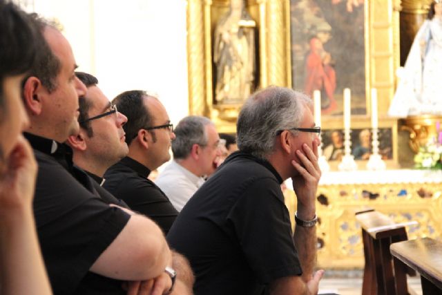 Varios centenares de murcianos se unieron anoche a los seminaristas para orar por las vocaciones a la vida sacerdotal - 2, Foto 2