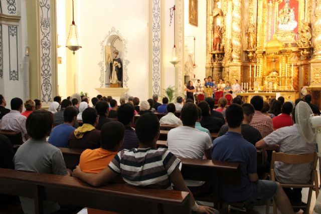 Varios centenares de murcianos se unieron anoche a los seminaristas para orar por las vocaciones a la vida sacerdotal - 3, Foto 3