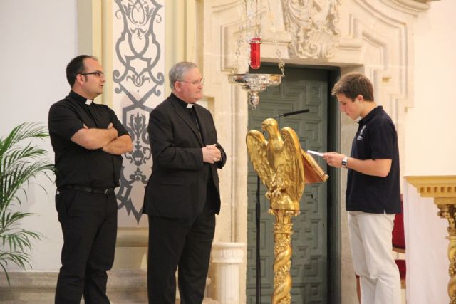 Varios centenares de murcianos se unieron anoche a los seminaristas para orar por las vocaciones a la vida sacerdotal - 4, Foto 4