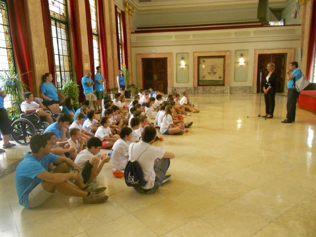 Conociendo la hemofilia. Un grupo de niños de entre 8 y 12 años de edad visitan el Ayuntamiento de Murcia - 1, Foto 1