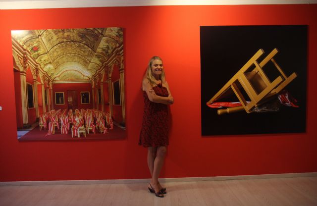 La peruana Cecilia Noriega-Bozovich hace en La Mar de Músicas una satírica al fetichismo del poder, jugando con el sillón presidencial - 2, Foto 2