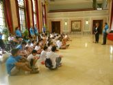 Conociendo la hemofilia. Un grupo de niños de entre 8 y 12 años de edad visitan el Ayuntamiento de Murcia