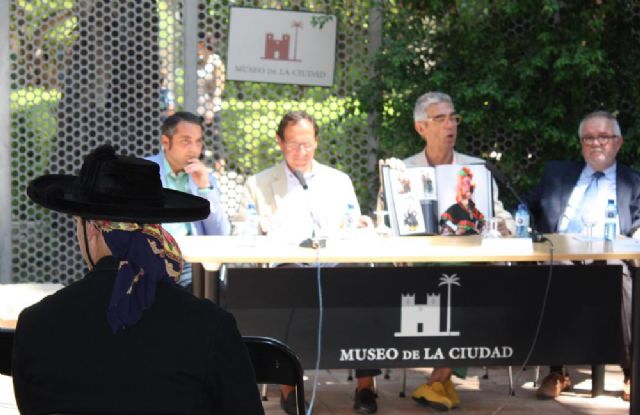 Una nueva publicación recoge la tradición de los trajes regionales - 2, Foto 2