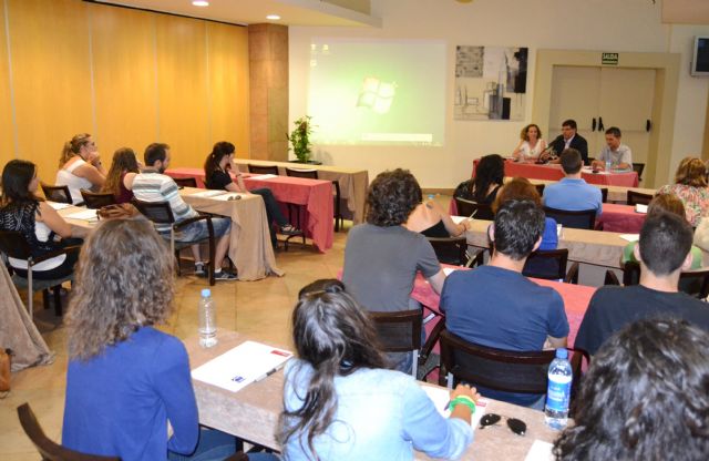 La directora de la Universidad del Mar y el concejal de Educación clausuran dos cursos en Águilas - 1, Foto 1