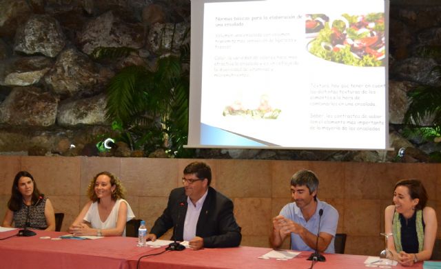 La directora de la Universidad del Mar y el concejal de Educación clausuran dos cursos en Águilas - 2, Foto 2