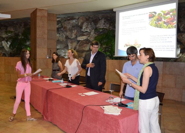 La directora de la Universidad del Mar y el concejal de Educación clausuran dos cursos en Águilas - 3, Foto 3