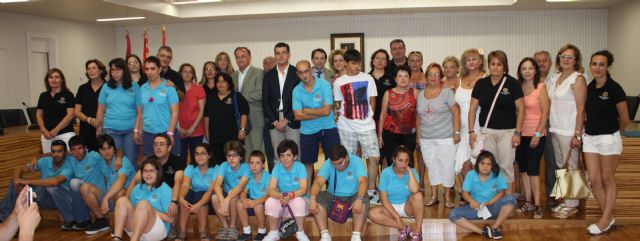 El alcalde de Torre-Pacheco recibe a la veintena de jóvenes con discapacidad que viajaron a Tenerife dentro de la ´Operación Sonrisa´ - 1, Foto 1