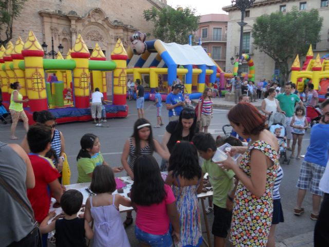 Centenares de niños participan en la Gran Fiesta Infantil que se celebró en la plaza de la Constitución, Foto 1