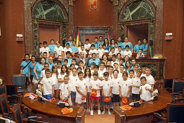 Los jovenes hemofílicos aprenden los secretos del debate parlamentario en la Asamblea Regional de Murcia, Foto 1