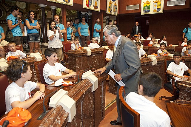 Los jovenes hemofílicos aprenden los secretos del debate parlamentario en la Asamblea Regional de Murcia, Foto 2
