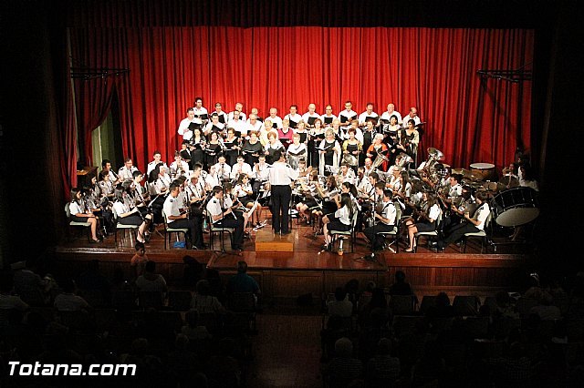 La Coral Santiago y la Banda de la Agrupación Musical protagonizan una gran velada musical - 1, Foto 1
