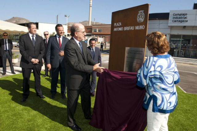 Brufau dedica su plaza en Escombreras a los trabajadores y directivos de la Refinería - 1, Foto 1