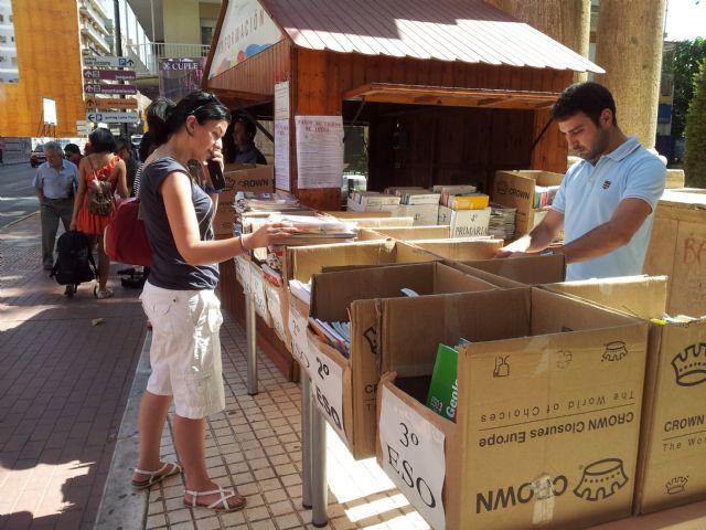 150 familias lorquinas se benefician del mercadillo municipal de libros de texto usados en su primer día de actividad - 1, Foto 1