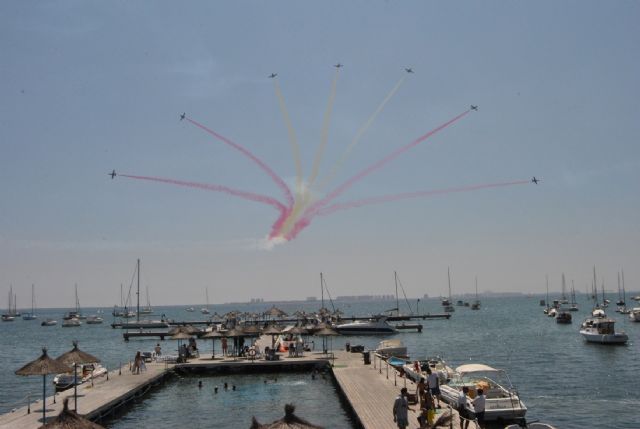 La Patrulla Águila volvió a deslumbrar a miles de personas durante su exhibición esta mañana en las playas de Santiago de la Ribera en plenas fiestas patronales - 1, Foto 1