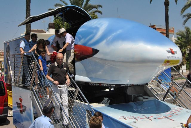 La Patrulla Águila volvió a deslumbrar a miles de personas durante su exhibición esta mañana en las playas de Santiago de la Ribera en plenas fiestas patronales - 2, Foto 2