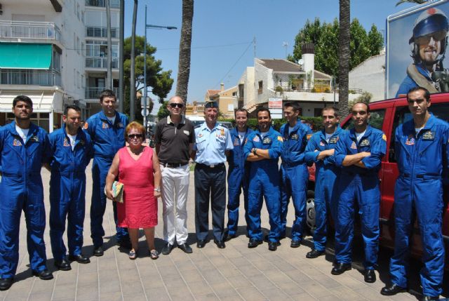 La Patrulla Águila volvió a deslumbrar a miles de personas durante su exhibición esta mañana en las playas de Santiago de la Ribera en plenas fiestas patronales - 3, Foto 3