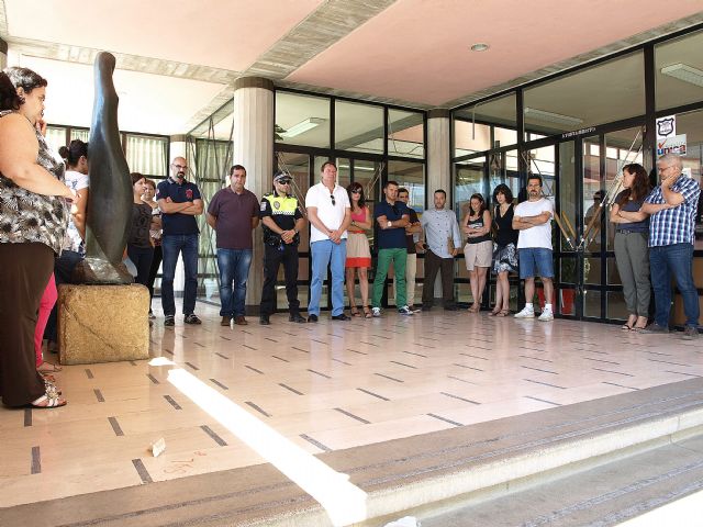 Corporación y funcionarios del ayuntamiento de Ceutí guardan un minuto de silencio por las víctimas del accidente ferroviario en Santiago - 1, Foto 1