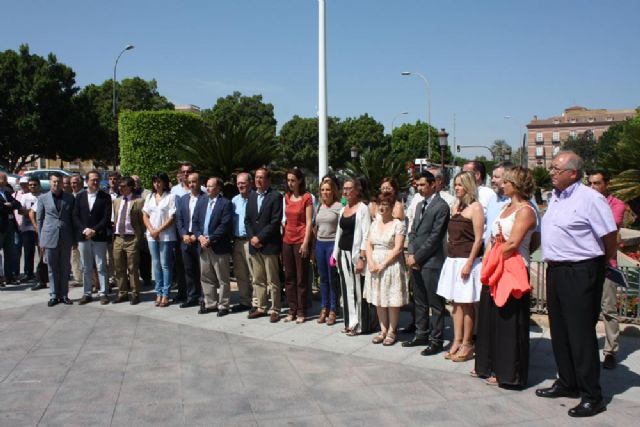 El Pleno guarda un minuto de silencio en recuerdo de las víctimas del accidente ferroviario de Santiago de Compostela - 1, Foto 1