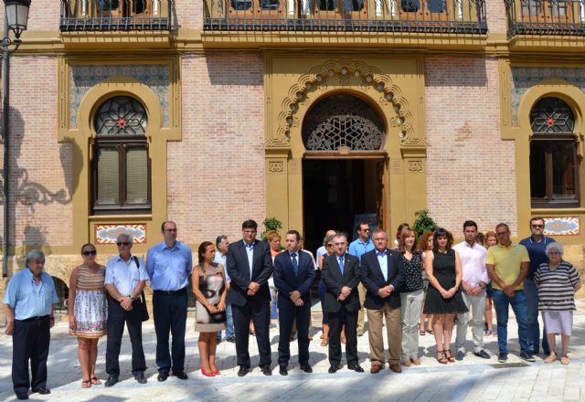 Minuto de silencio en Águilas como muestra de duelo por el accidente ferroviario ocurrido ayer en Santiago de Compostela - 1, Foto 1