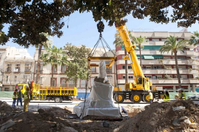 El monumento de Isidoro Maiquez ya luce en su nueva ubicación - 1, Foto 1