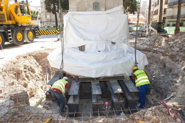 El monumento de Isidoro Maiquez ya luce en su nueva ubicación - 2, Foto 2