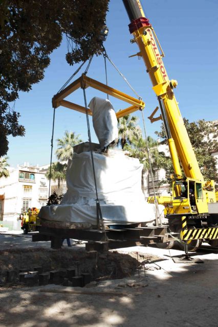 El monumento de Isidoro Maiquez ya luce en su nueva ubicación - 3, Foto 3