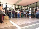 Corporación y funcionarios del ayuntamiento de Ceutí guardan un minuto de silencio por las víctimas del accidente ferroviario en Santiago