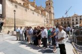 El Ayuntamiento guarda un minuto de silencio por las víctimas del accidente ferroviario en Santiago de Compostela