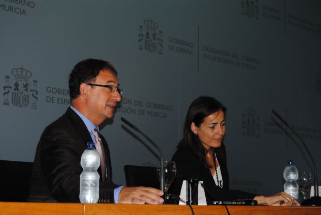 La directora general de la DGT, María Seguí, y el consejero de Presidencia, Manuel Campos, rubrican un convenio para la atención integral a los afectados por accidentes - 1, Foto 1