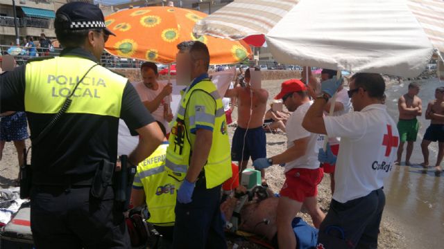 Miembros de Cruz Roja Española en Águilas recuperan una Parada Cardio Respiratoria en la playa de Levante - 1, Foto 1