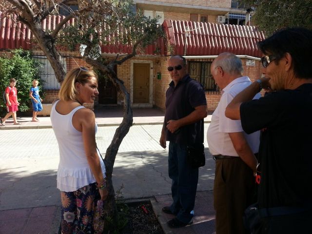 Martínez-Cachá visita el Barrio de Los Rosales  para conocer las necesidades de los espacios públicos ajardinados - 1, Foto 1