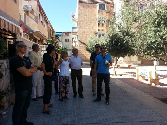 Martínez-Cachá visita el Barrio de Los Rosales  para conocer las necesidades de los espacios públicos ajardinados - 2, Foto 2