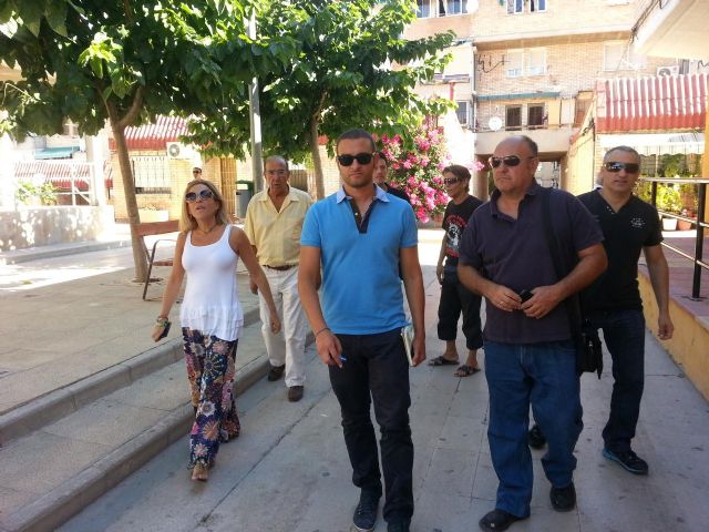Martínez-Cachá visita el Barrio de Los Rosales  para conocer las necesidades de los espacios públicos ajardinados - 3, Foto 3