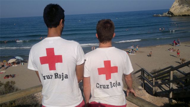 El fuerte viento de suroeste que ha afectado a la costa aguileña durante el fin de semana ha obligado a intervenir en 24 ocasiones a los Rescatadores Acuáticos de Cruz Roja Española - 1, Foto 1