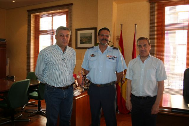 El alcalde recibe la visita oficial del nuevo Coronel Jefe de la Base de Alcantarilla - 1, Foto 1
